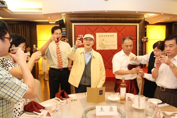 王创办人(图中)在餐会上举杯，向大家致意 - 