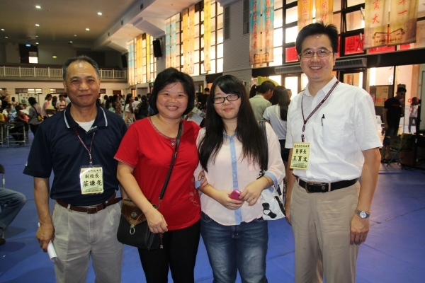 王育文董事長(右一)、莊謙亮副校長(左一)與來自楊梅的薛同學(右二)、薛媽媽(左二)    親切問候，並且合影留念 - 