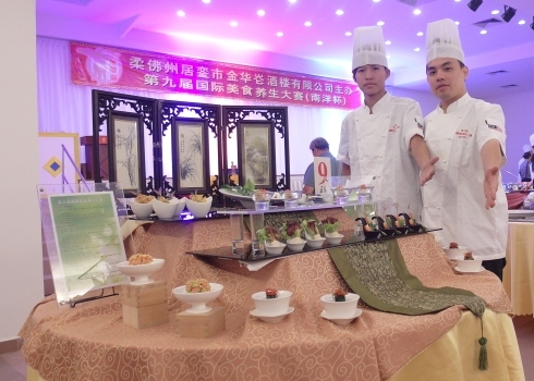 吴仕文老师(右)与詹沛元(左)同学表现优异，为校争光 - 