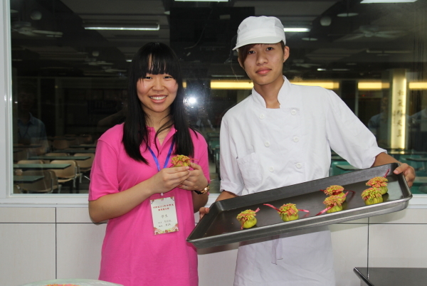 詹沛元同学(右)日前在校练习时，正好遇上河南省中学生夏令营团莅校参访，大家对他的巧手作品都很感兴趣 - 