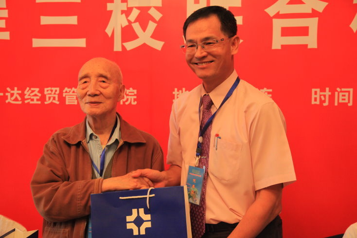 创办人(左)致赠纪念品给陈建胜校长(右) - 