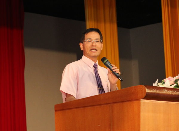 新生生活适应辅导讲习，陈校长举出许多本校杰出表现同学的例子期勉新生 - 