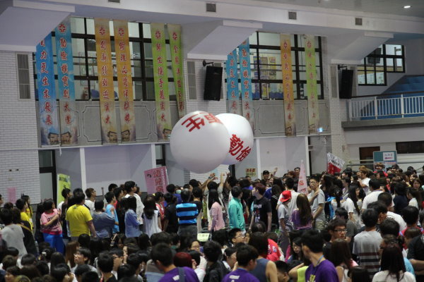 抛球传递校训的互动游戏，让现场充满欢笑声 - 