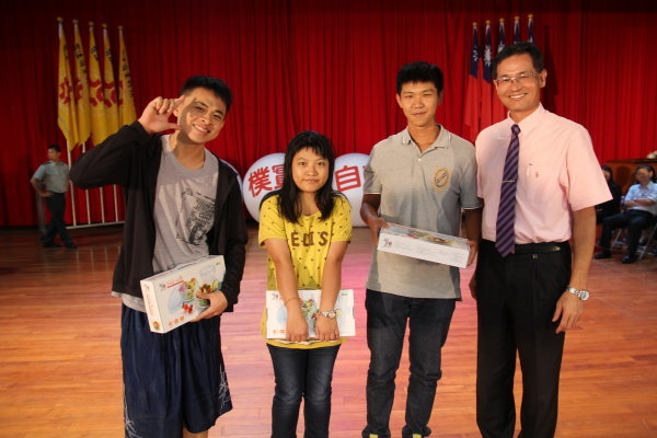  三名参与有奖征答活动的新生与陈建胜校长合影(右一)。 - 