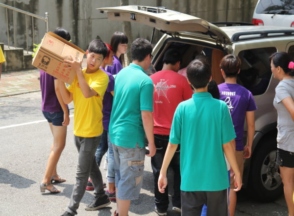 服务志工们卖力的协助住宿生搬运行李 - 