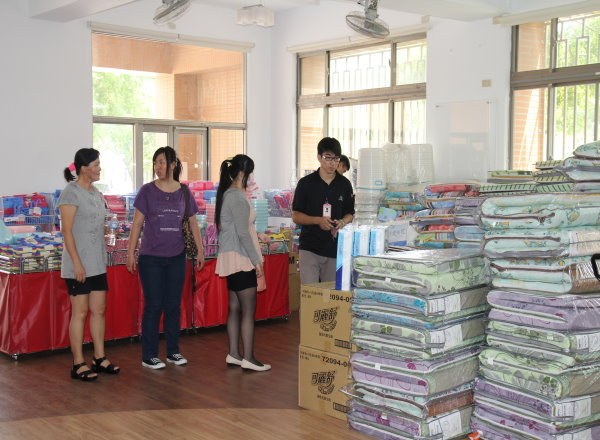 本校贴心安排卖场进驻，让有需要的住宿生们能就近采买生活用品 - 