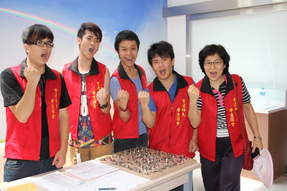 李丽华副校长(右一)为宿舍志工们加油打气，肯定他们的服务精神 - 