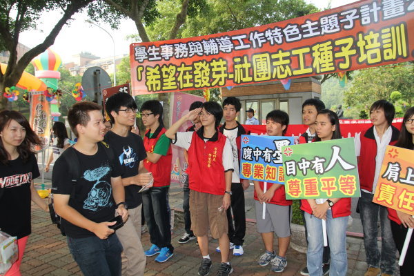 育达科大开学日礼节教育活动 师生展现热情创意 齐声问早 - 