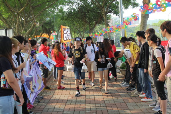 育达科大开学日礼节教育活动 师生展现热情创意 齐声问早 - 