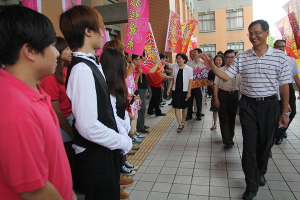 育达科大开学日礼节教育活动 师生展现热情创意 齐声问早 - 