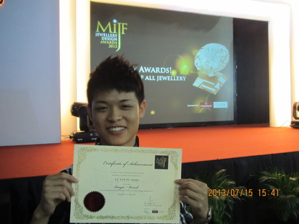 盧彥夫的設計在國際賽中嶄露頭角，他也親自飛往馬來西亞領獎 - 