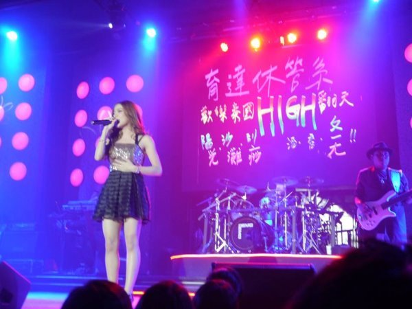 芭达雅（Pattaya）最有名的餐饮名店特别以中文字幕欢迎育达科大休管系的师生 - 