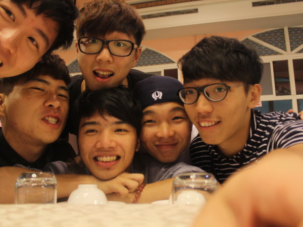  林仰騰(右一)與一同來育達科大研修的同學們合影 - 