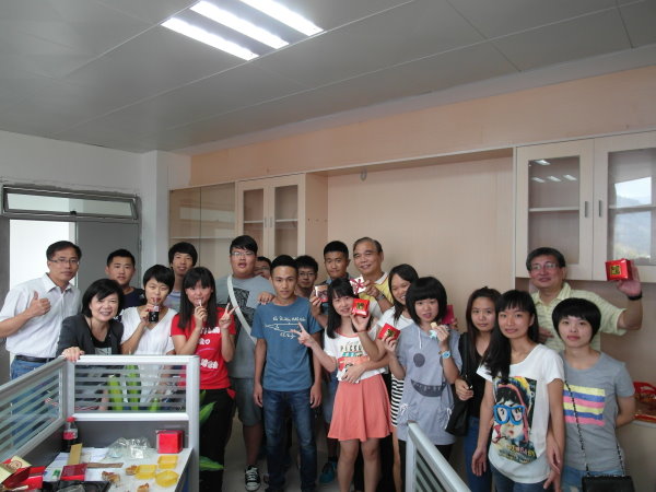 专班老师与同学合照。 - 