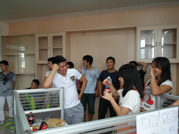 同学们开心交流过节方式。 - 