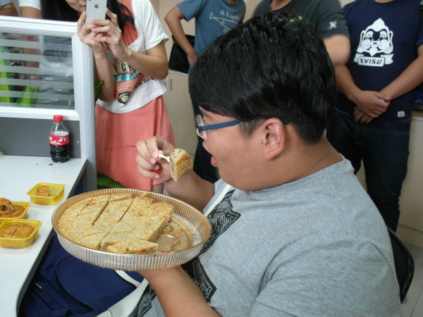 物流班同学大啖月饼。 - 