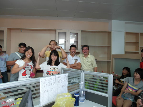 林主任(图中)与同学同欢庆中秋。 - 