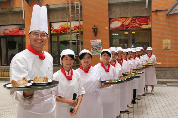 校长带领同学们上菜 - 