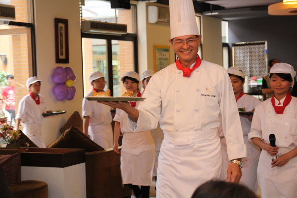 校长带着同学们上菜 - 