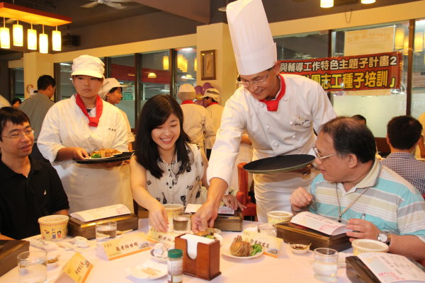 校长上菜宴请师长 - 