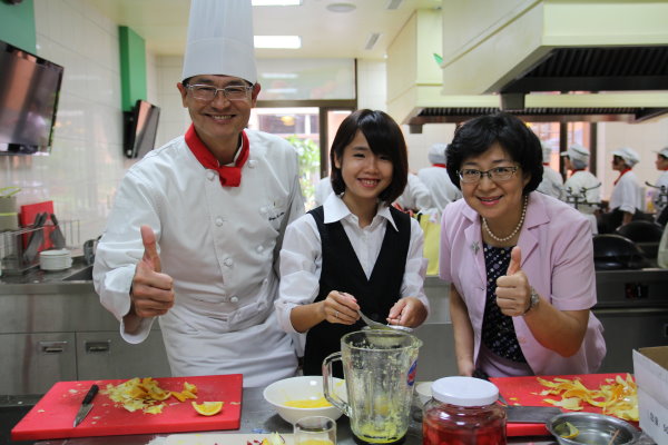 陈校长与李副校长为调酒社同学加油打气。 - 