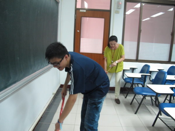 资管一A黄月桂导师与新生一同参与服务学习 - 