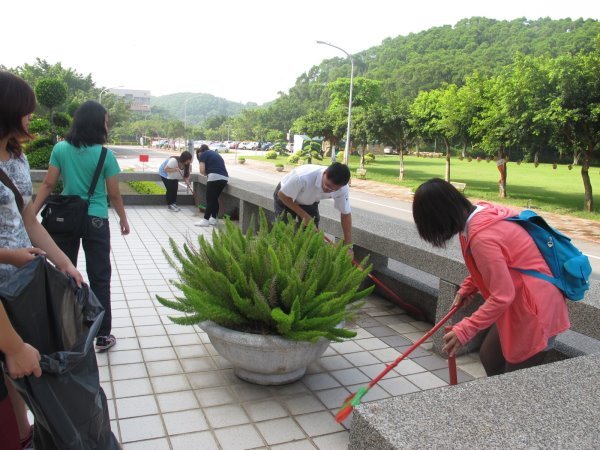 陈建胜校长一同与新生参与服务学习 - 