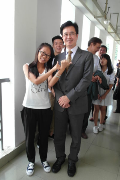 董事长参观学生宿舍与同学合影。 - 