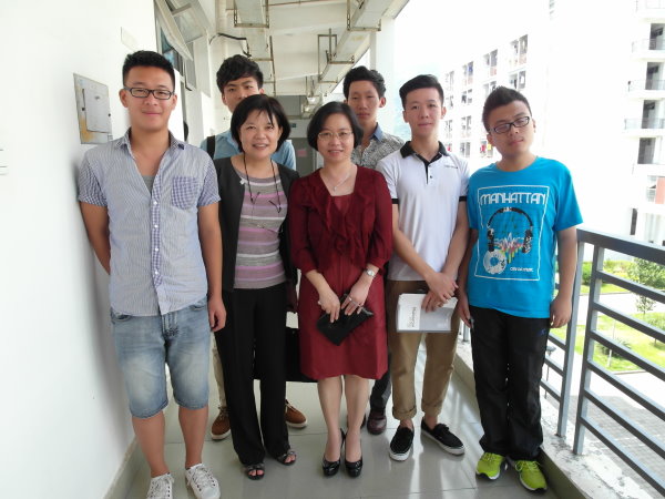 黄娜恩院书记(图中)，陈惠文老师(左二)等师长参观宿舍与学生合影。 - 