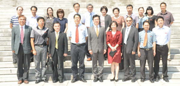 参与开学典礼的贵宾、各级领导、专班老师、同仁合影留念。 - 