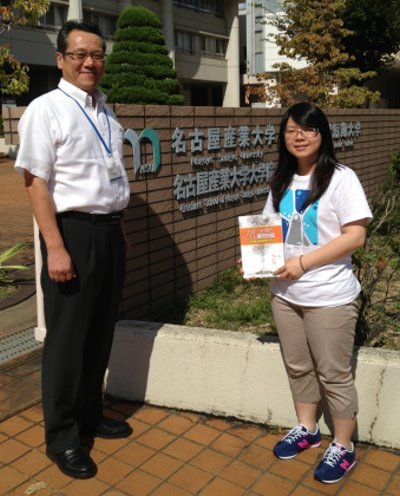 許容瑜(右)的指導教授為名古屋產業大學伊藤雅一校長(左)。 - 