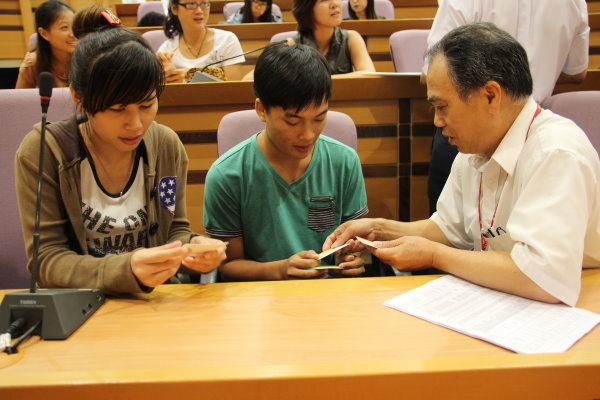  庄副校长(右一)与同学交换联络方式 - 