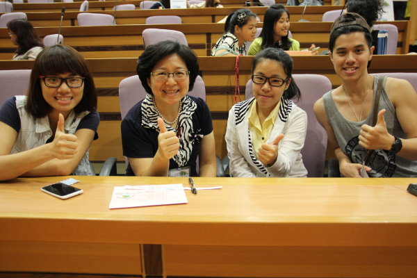 李丽华副校长(左二)接待三名同学 - 