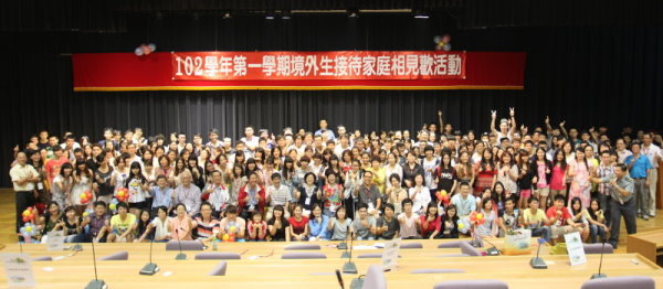 相见欢活动圆满成功，师长与同学们开心大合影 - 