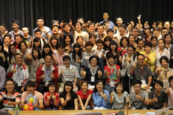 相见欢活动圆满成功，师长与同学们开心大合影 - 