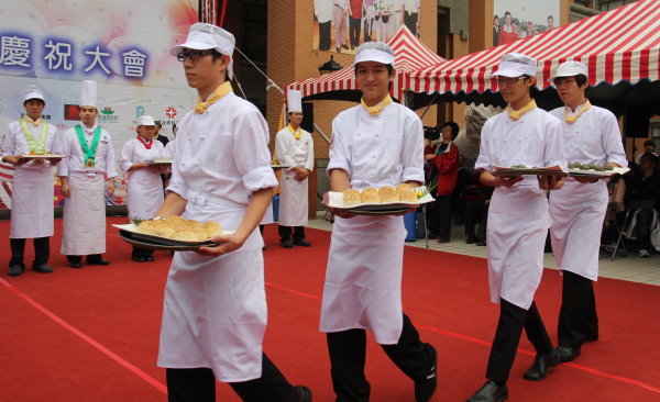 餐旅系的上菜秀，秀出同学们的好手艺 - 
