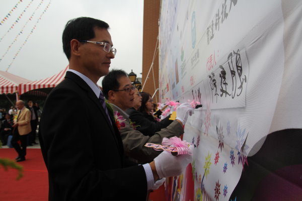  陈建胜校长与十家企业一同签约，携手共创「十全十美」产学合作 - 