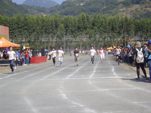  百米短跑专班选手B组第一(左一) - 