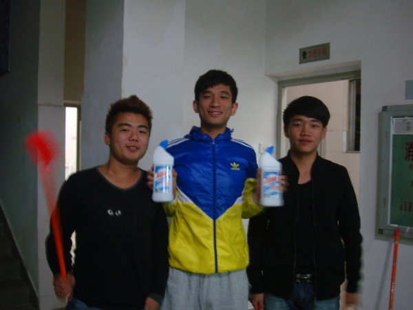 男同学们拿着器具，准备打扫厕所 - 
