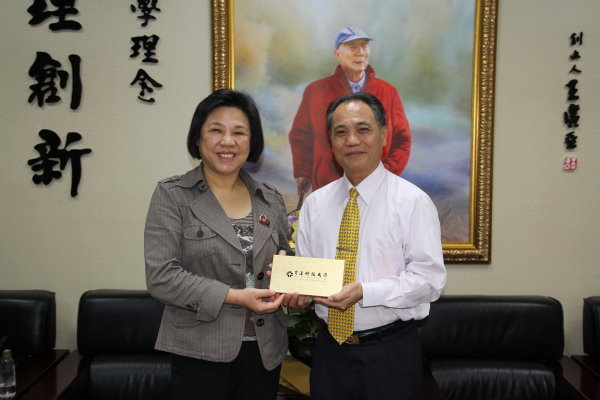   庄谦亮副校长(右)致赠纪念品感谢王美月区长(左)莅校演讲 - 