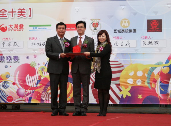 在王董事長(圖中)監交下，陳嘉琪理事長(圖右)與陳少君理事長(圖左)完成交接 - 