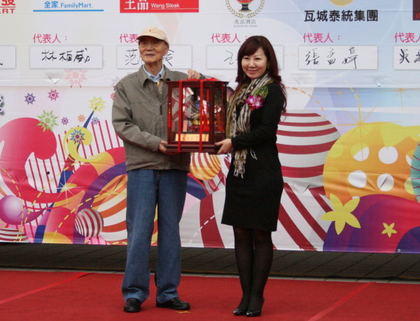  王創辦人(圖左)感謝陳嘉琪校友(圖右)為母校的付出 - 