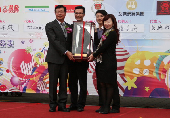 薪火相傳 校友會理事長交接 陳少君校友披掛上陣 - 