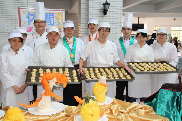 餐旅经营系同学们拥有一身好手艺，亲手烘焙点心，送给与会贵宾当伴手礼 - 