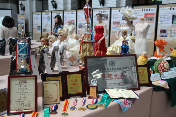 综合大楼中庭举办教卓成果展与学生参赛获奖的成果 - 