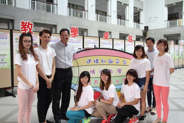 综合大楼中庭举办教卓成果展与学生参赛获奖的成果 - 