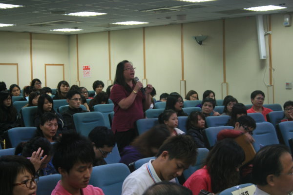   進修部班代表們利用座談會的機會表達建言 - 