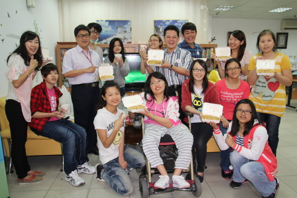 育达科大资源教室推出「幸福福利社」美食义卖活动，现场香味四溢 - 