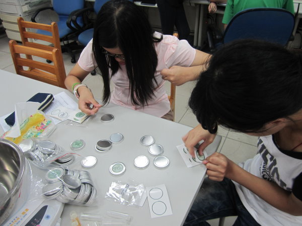 资源教室的同学们利用课馀时间手工制作护唇膏、万用膏 - 