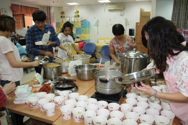 取餐前，大家忙着分装100份米粉与贡丸汤 - 